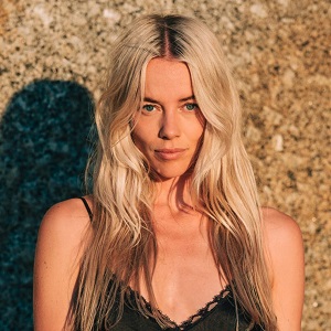 celebrity Sarah Warnaar